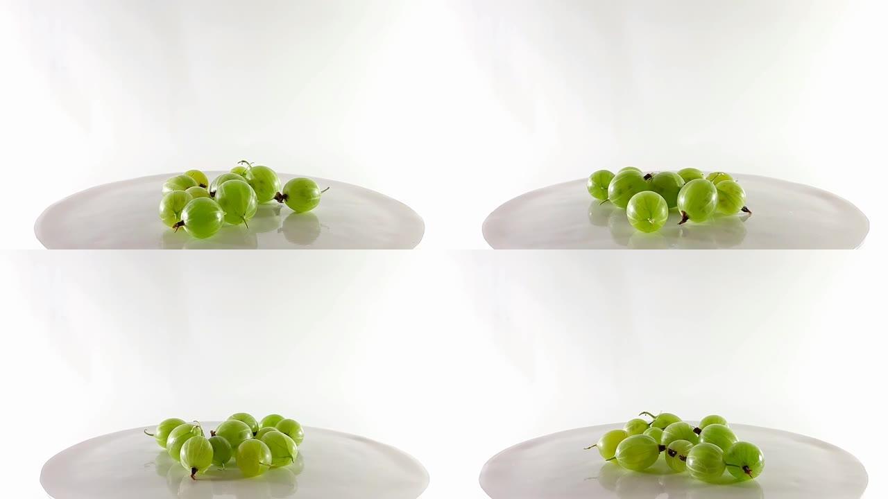 360度视频。浆果醋栗绿色，白色背景。素食，减肥食品。