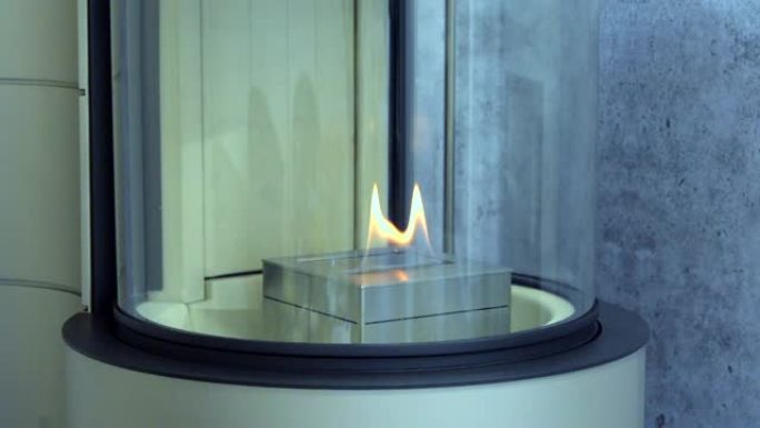 乙醇气体上的现代生物壁炉。