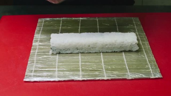 寿司厨师展示技巧。在4k分辨率的白盘中供应寿司
