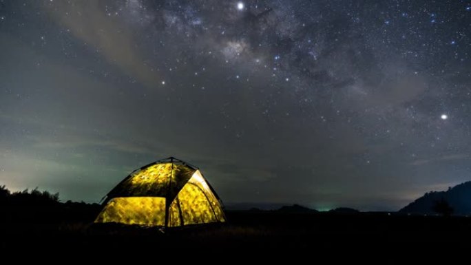 夜间多云天空上的银河系和星星的时间圈数