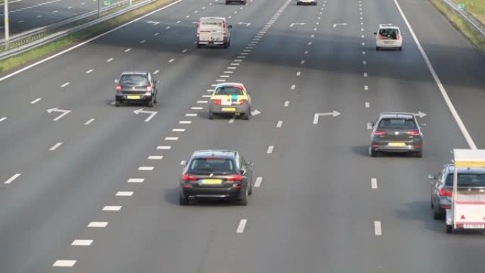 坐在A1高速公路上从阿姆斯特丹向南行驶的通勤者，从前面看，荷兰穆伊登，2019年7月9日