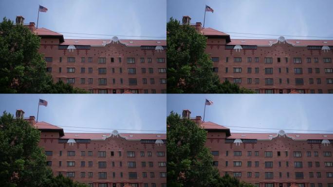 在夏季建立红色砖砌医院大楼的镜头