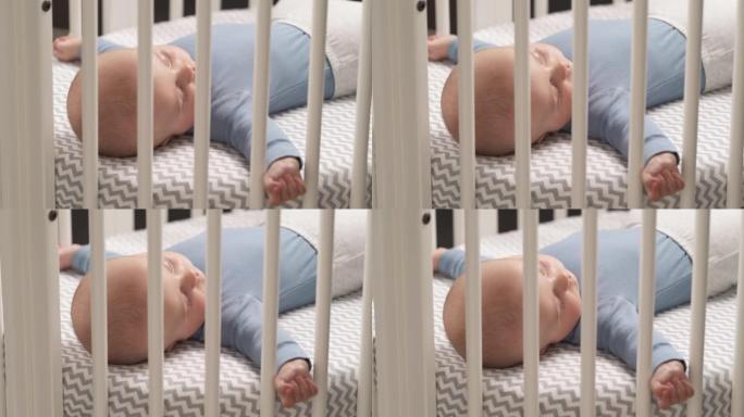 可爱的婴儿男婴安静地睡在床上的特写镜头。熟睡的孩子。