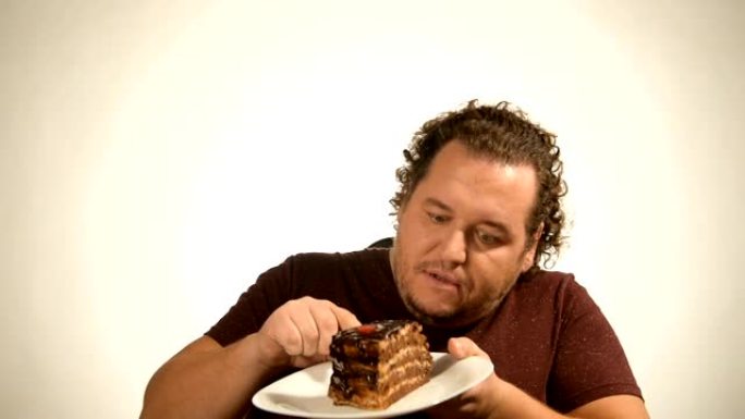 有趣的胖子吃巧克力蛋糕。