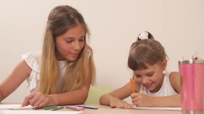 十几岁的女孩在心理会议上画画时和她的妹妹说话。家庭心理学