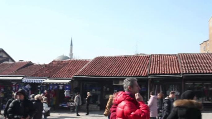 Sebilj木制喷泉和Bascarsijska Dzamija尖塔在Bascarsija广场的视图