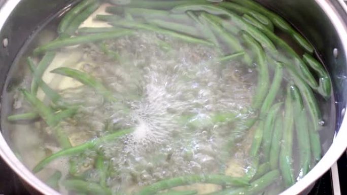 沸水中的绿豆