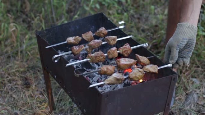 男子烤肉