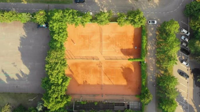 公共城市公园和网球场的俯视图