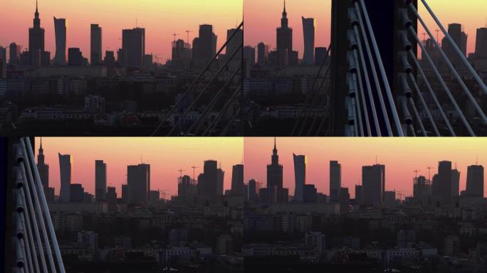 夕阳映照在摩天大楼的玻璃上。