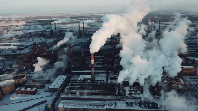 车里雅宾斯克市烟云的鸟瞰图; 工业中心