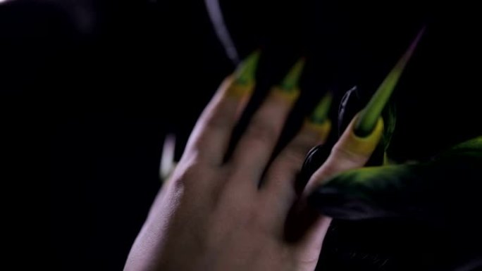 艺术家在工作室喷漆多色尖刺指甲