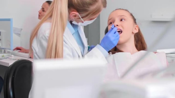 女性正畸医生在检查过程中使用牙科镜