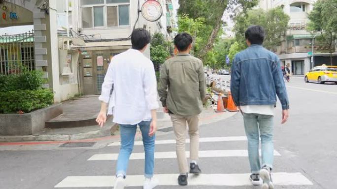 一群年轻的亚洲男子走在街上