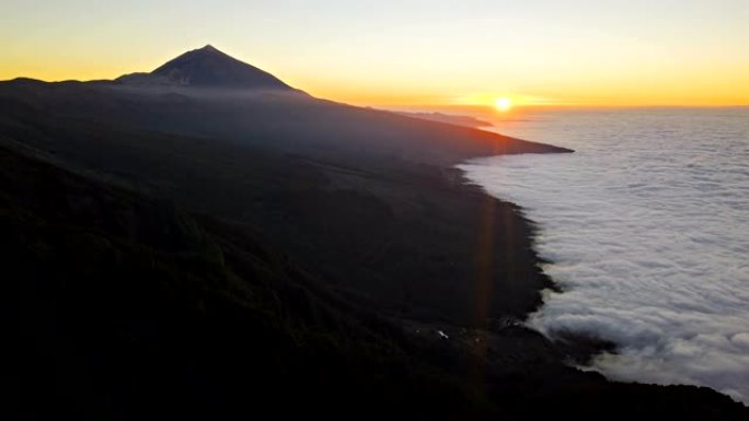 西班牙加那利群岛特内里费岛泰德火山附近的云层日夜飞逝。