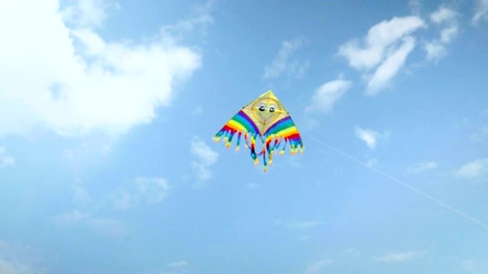 彩色风筝在蓝天下飞舞