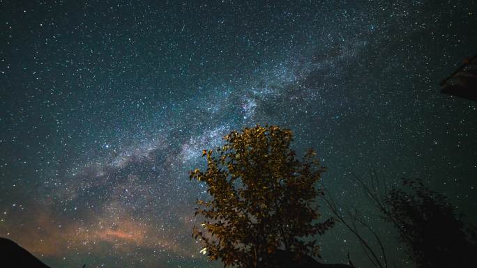 川西高原带前景银河星空延时视频