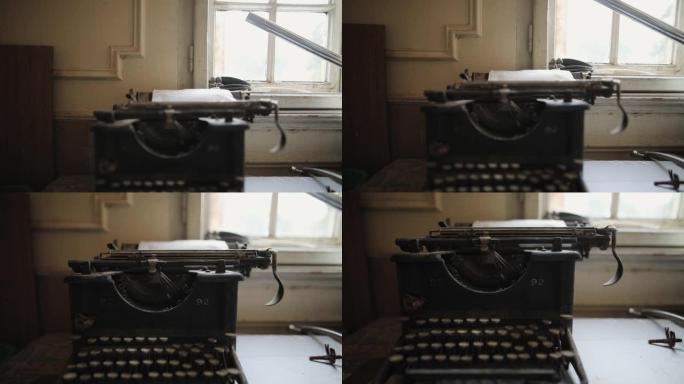 复古书桌上的复古打字机