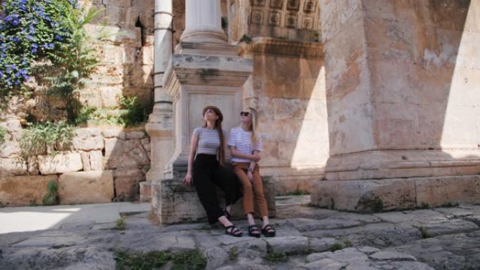 两个女孩游客享受老城区的景色。旅游指南，与朋友一起在欧洲旅游
