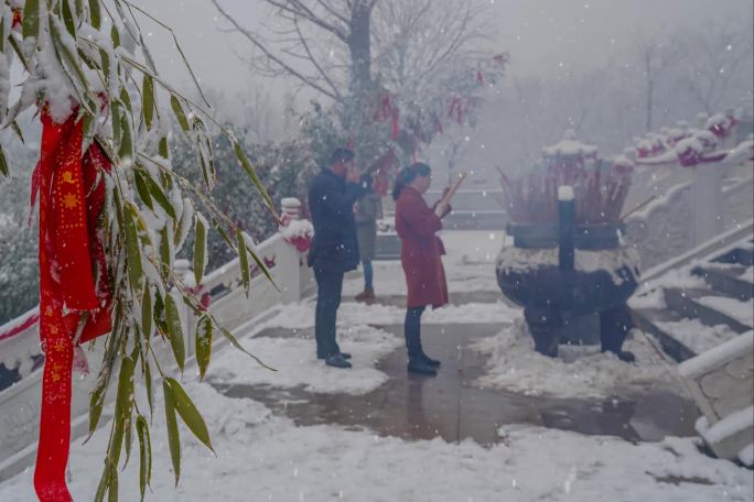 实拍雪天信徒寺庙上香朝拜