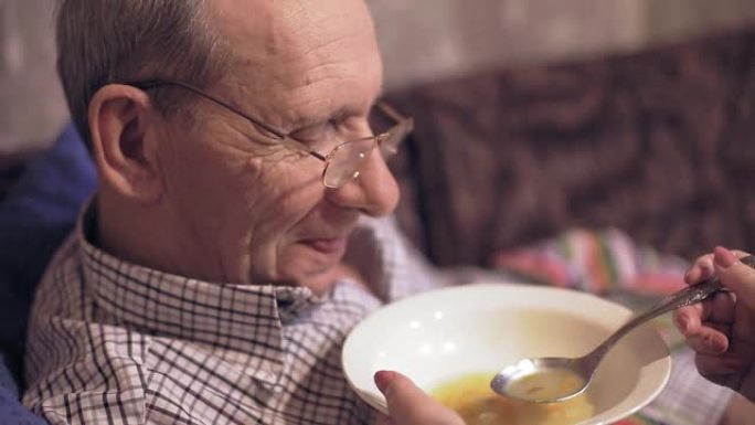 生活方式中年妻子照顾生病的丈夫并给他喂汤