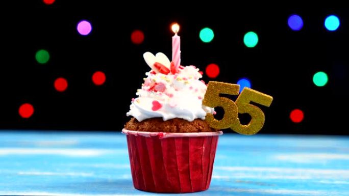 美味的生日蛋糕，蜡烛燃烧，五彩模糊灯光背景上有55号