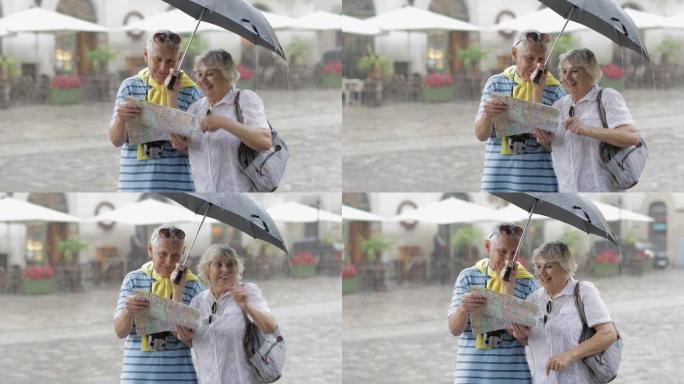 雨天的高级游客站在地图上寻找路线