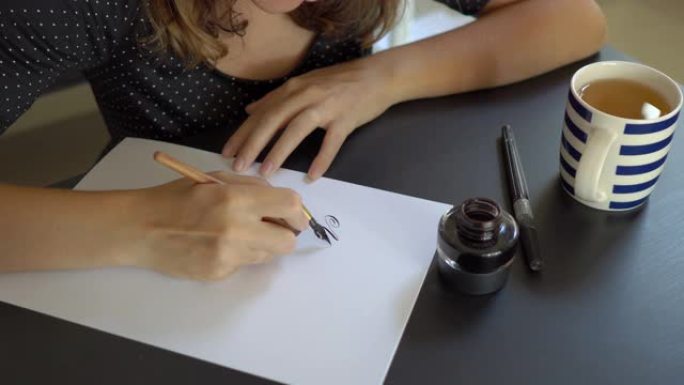用刻字技术在纸上写上圣诞帽书法的年轻女子的特写镜头。她写圣诞快乐