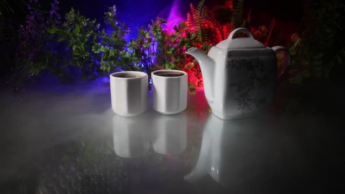 茶概念。日本茶道文化东方饮料。茶壶和茶杯放在桌子上，配有竹子和传统日本装饰元素