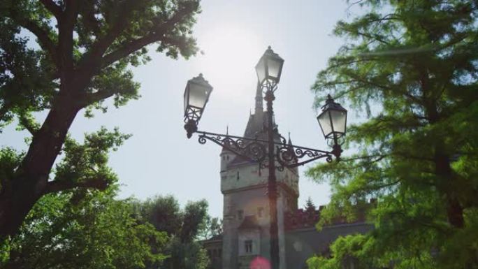 Vajdahunyad城堡塔和一个灯柱