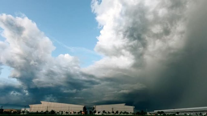 时间流逝雷暴天空雨云笼罩工厂