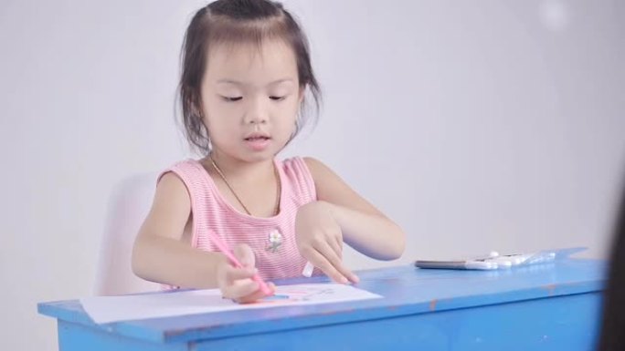 可爱的亚洲女孩在家画画，生活理念。