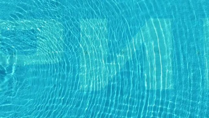 特写镜头中游泳池里的水。景。彩色游泳池水下背景特写