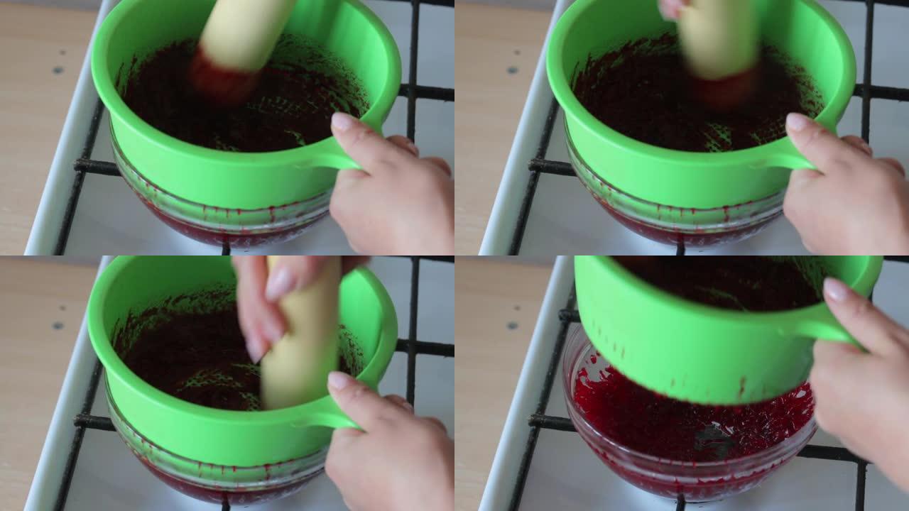 一名妇女在玻璃容器中的漏勺中磨制糖煮的蔓越莓。为棉花糖准备土豆泥。