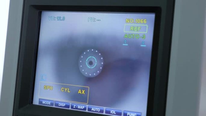 现代眼科器械在临床上的设备。角膜曲率计-现代自动机器检查眼球。