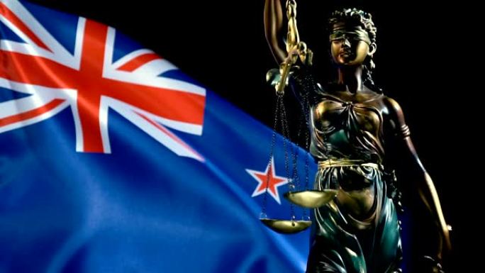 有新西兰国旗的正义雕像