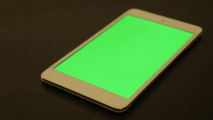 绿屏显示的平板电脑慢速平移4K