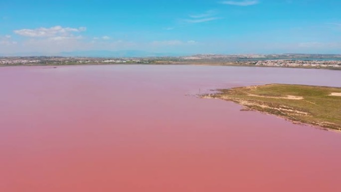 拉斯萨利纳斯全景鸟瞰图视频，亮色著名的粉红湖。托雷维耶哈市和地中海的海岸线。科斯塔布兰卡。阿利坎特省