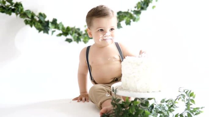 小男婴，与smash cake party庆祝他的第一个生日