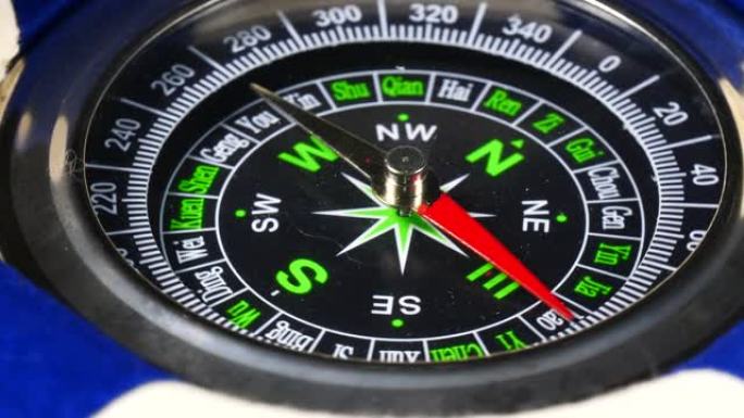 救生圈和指南针旋转，特写
