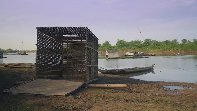 关闭河岸上的竹鱼笼; 后面的中国渔网