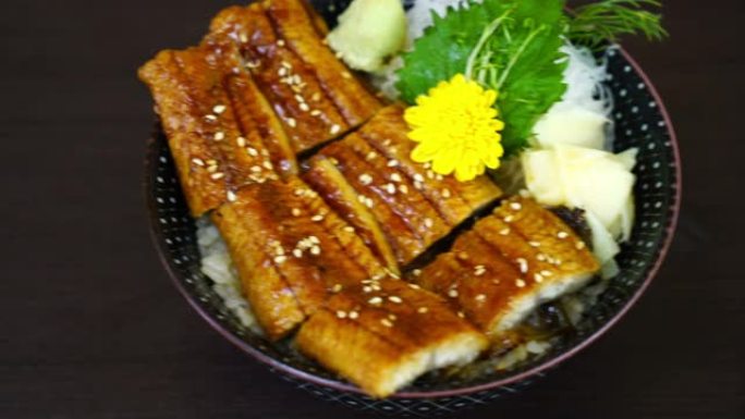 顶部饭碗 (donburi) 上的鳗鱼 (Unagi)