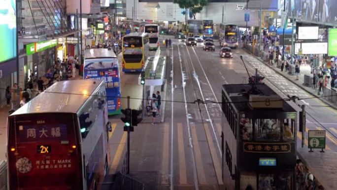 实时视频人们走过轩尼诗道铜锣湾，在香港中环道购物，在香港famaus place乘电车和火车旅行