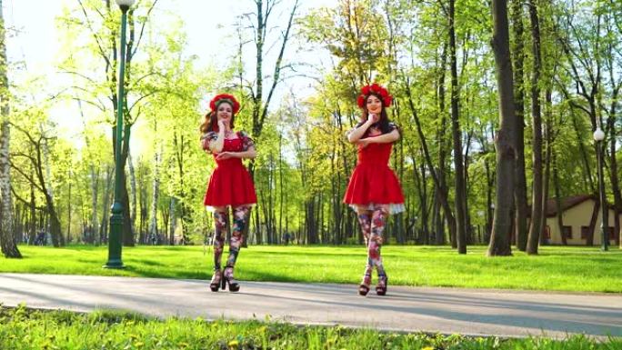 两个穿着民间风格服装和花圈的女人在阳光明媚的公园跳舞