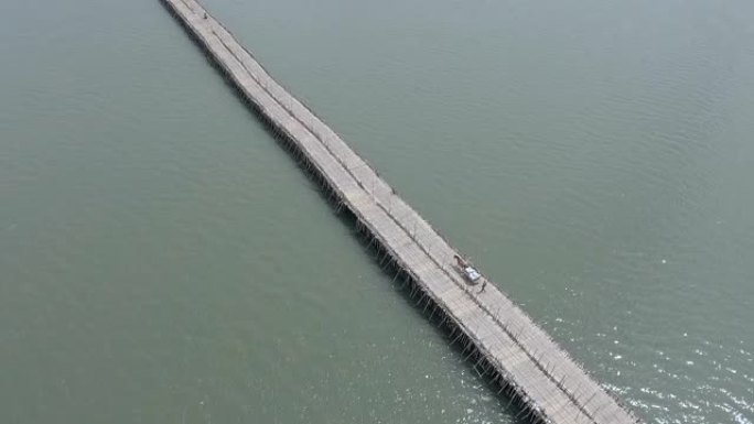 架空空中飞行一辆马车在河上越过竹桥