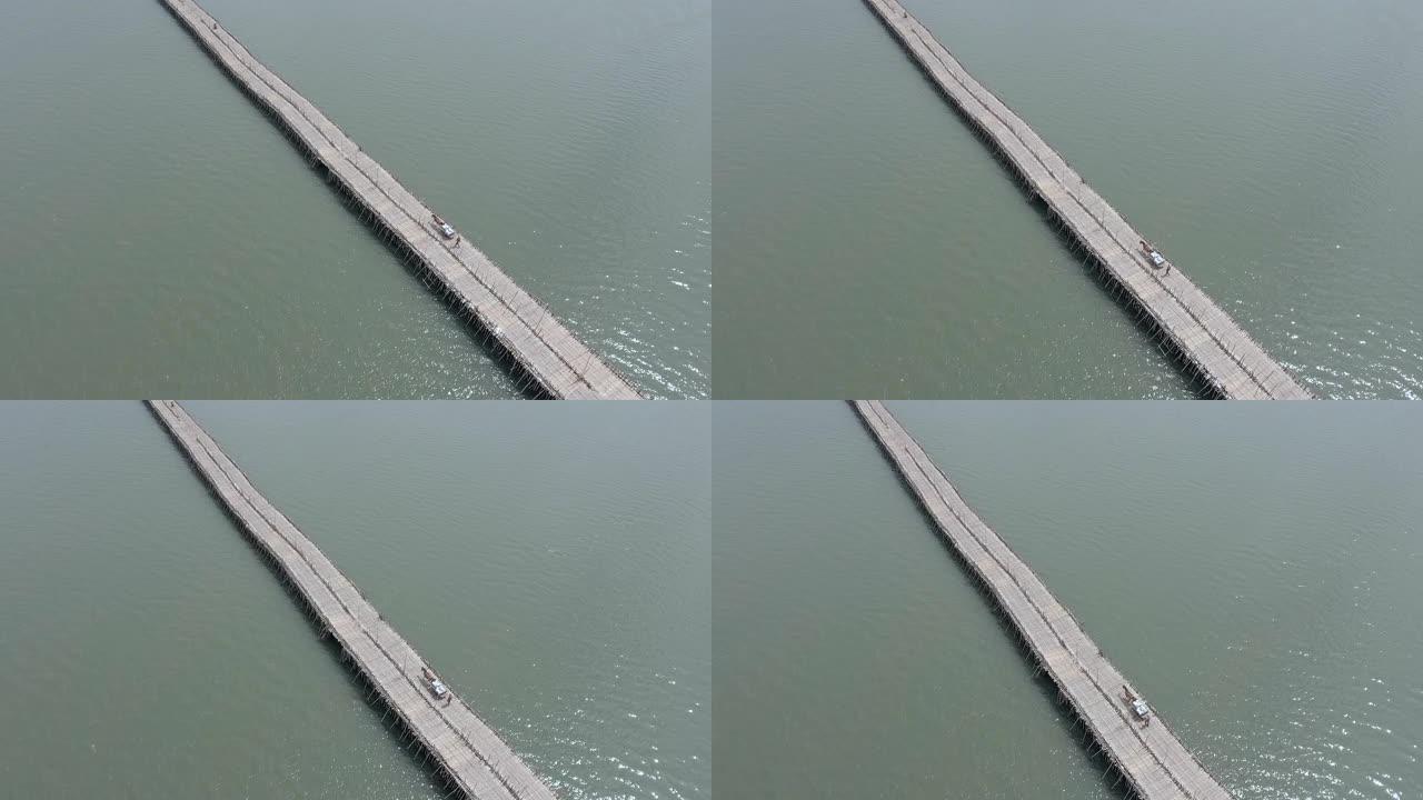 架空空中飞行一辆马车在河上越过竹桥