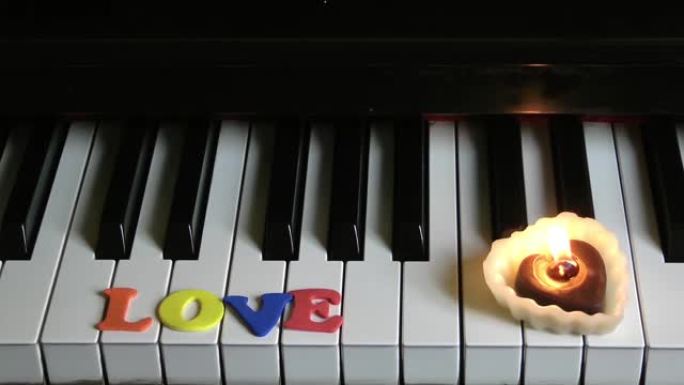 钢琴键上的烛光