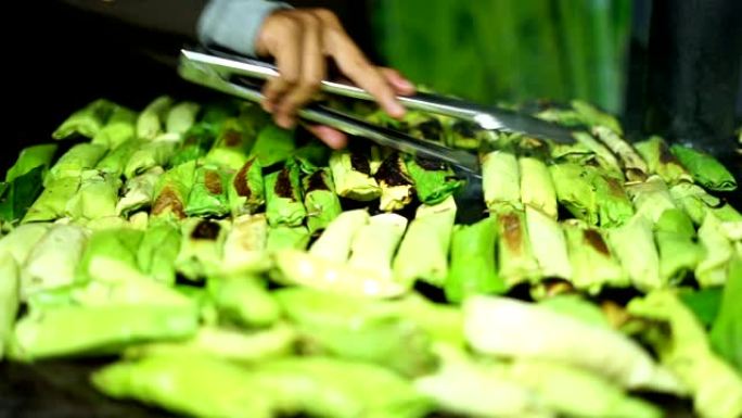 印尼传统蛋糕集市上的食品供应商烤糯米饭