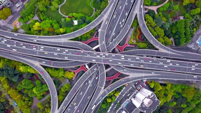 高速公路交叉口形状字母x十字的鸟瞰图。交通概念中的桥梁、道路或有树的街道。中国上海市城市建筑结构形状