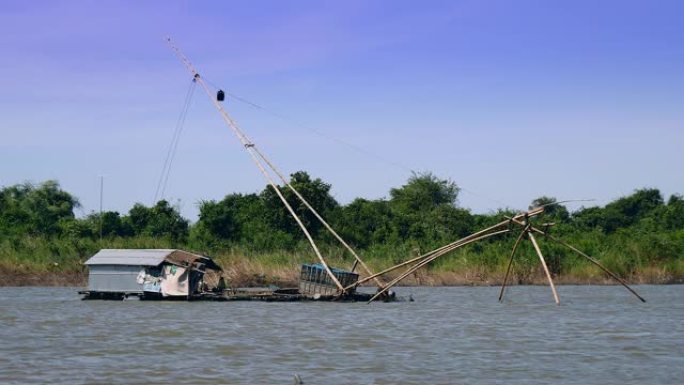 河上的船屋和中国渔网。(风日)